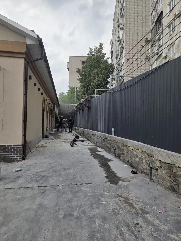 שיפוצים נרחבים בהיכל ציון רבי נחמן מברסלב באומן 12 שיפוצים נרחבים בהיכל ציון רבי נחמן מברסלב באומן 11