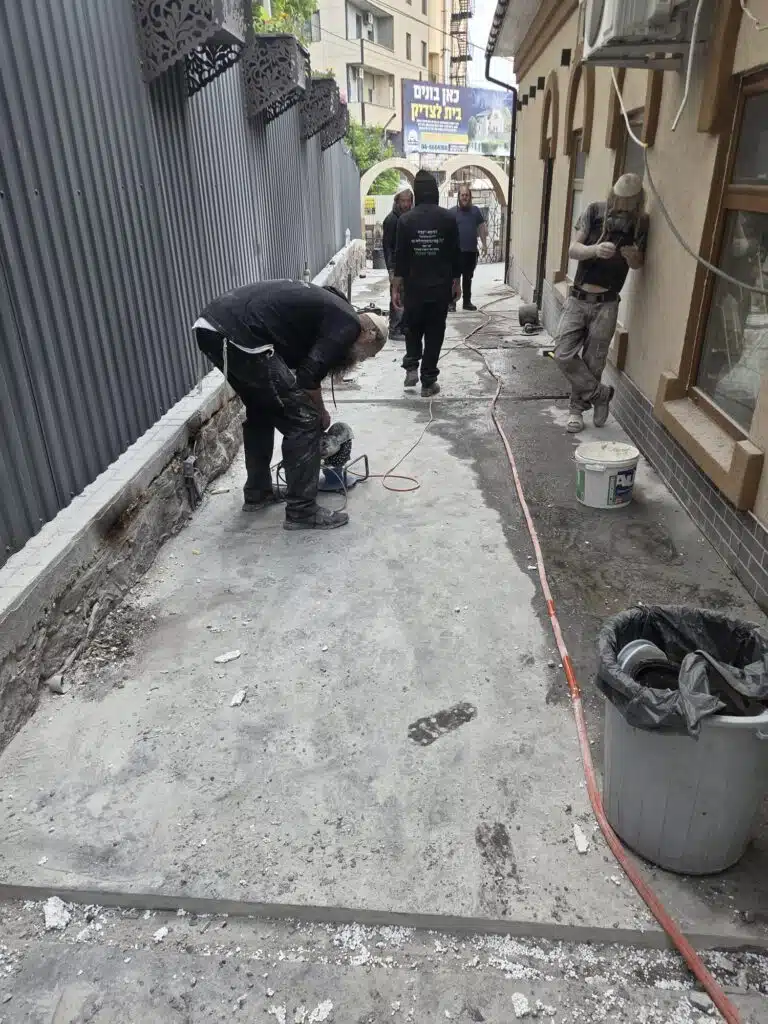 שיפוצים נרחבים בהיכל ציון רבי נחמן מברסלב באומן 4 שיפוצים נרחבים בהיכל ציון רבי נחמן מברסלב באומן 3