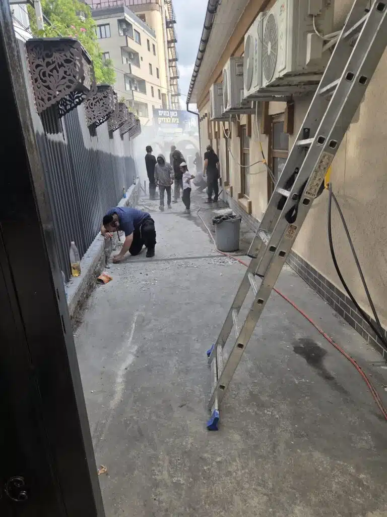 שיפוצים נרחבים בהיכל ציון רבי נחמן מברסלב באומן 14 שיפוצים נרחבים בהיכל ציון רבי נחמן מברסלב באומן 13