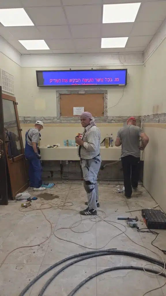 שיפוצים נרחבים בהיכל ציון רבי נחמן מברסלב באומן 40 שיפוצים נרחבים בהיכל ציון רבי נחמן מברסלב באומן 39