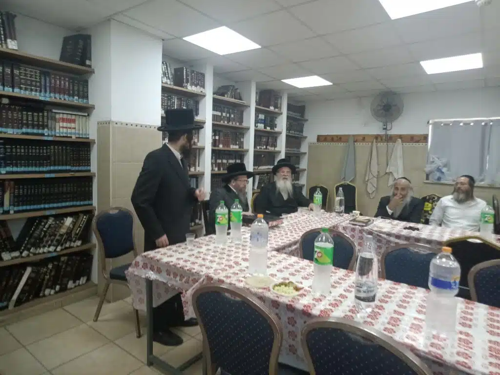 הרה"צ רבי נחמן שיק שליט"א בסעודת הילולא ל'אור החיים' הקדוש ולאמו הרבנית ע"ה 2 הרה"צ רבי נחמן שיק שליט"א בסעודת הילולא ל'אור החיים' הקדוש ולאמו הרבנית ע"ה 1