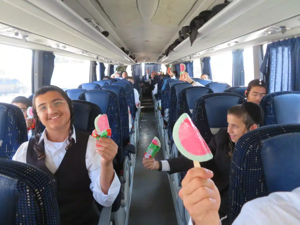 תורה ומנוחה: ישיבת "בית שלמה" בטיול יחד עם תפילה בכותל המערבי ובציון האור החיים הקדוש 8 תורה ומנוחה: ישיבת "בית שלמה" בטיול יחד עם תפילה בכותל המערבי ובציון האור החיים הקדוש 7