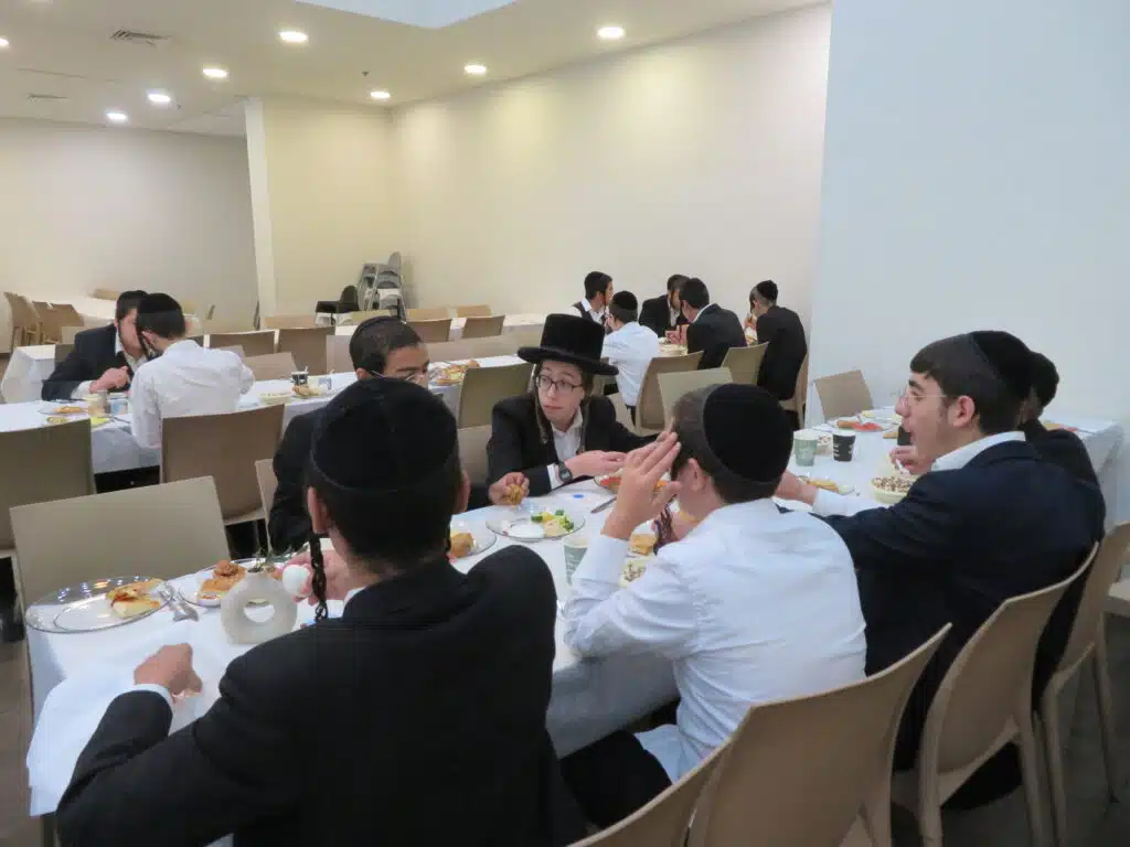 תורה ומנוחה: ישיבת "בית שלמה" בטיול יחד עם תפילה בכותל המערבי ובציון האור החיים הקדוש 14 תורה ומנוחה: ישיבת "בית שלמה" בטיול יחד עם תפילה בכותל המערבי ובציון האור החיים הקדוש 13