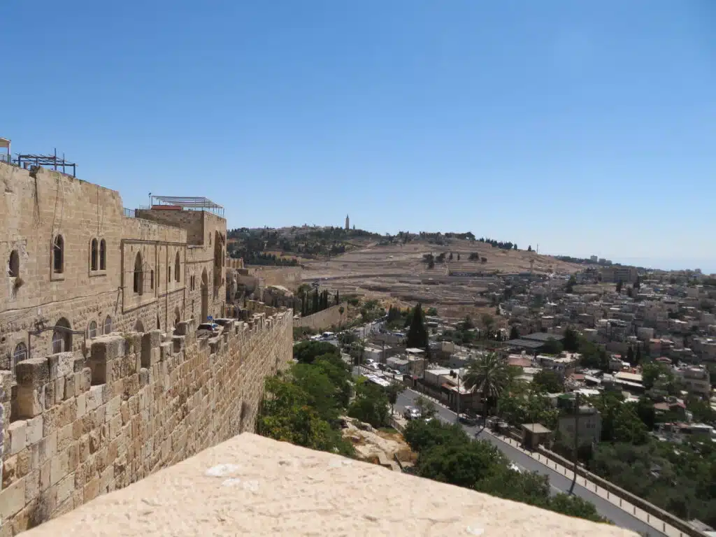 תורה ומנוחה: ישיבת "בית שלמה" בטיול יחד עם תפילה בכותל המערבי ובציון האור החיים הקדוש 10 תורה ומנוחה: ישיבת "בית שלמה" בטיול יחד עם תפילה בכותל המערבי ובציון האור החיים הקדוש 9