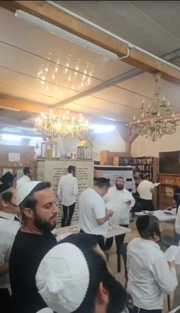אנ"ש ביבנאל עיר ברסלב החלו באמירת סליחות - חודש אלול תשפ"ו 6 אנ"ש ביבנאל עיר ברסלב החלו באמירת סליחות - חודש אלול תשפ"ו 5