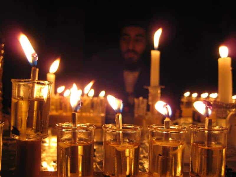 וידאו לקראת חנוכה: הדלקת הנרות בחצר הקודש 1015