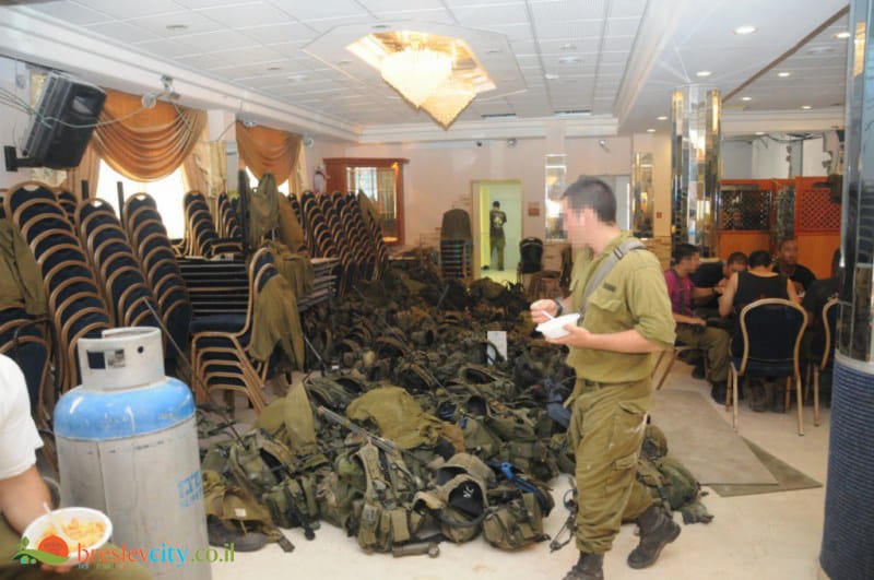 קהילת ברסלב ביבנאל מחבקת את חיילי צה"ל, ביקור סיירת אגוז ביבנאל 34
