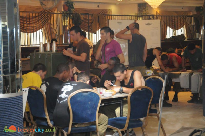 קהילת ברסלב ביבנאל מחבקת את חיילי צה"ל, ביקור סיירת אגוז ביבנאל 36