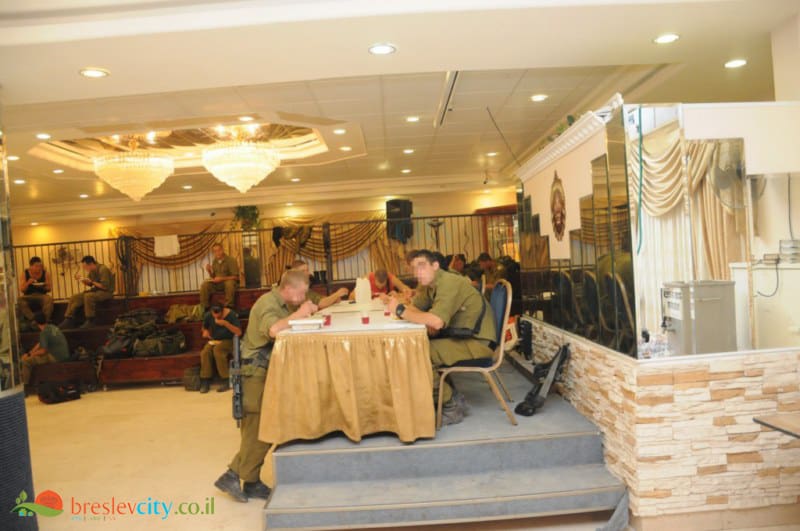 קהילת ברסלב ביבנאל מחבקת את חיילי צה"ל, ביקור סיירת אגוז ביבנאל 44