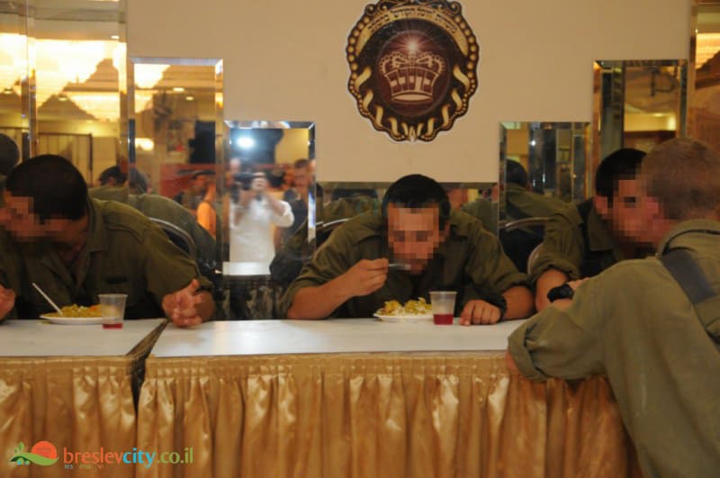 קהילת ברסלב ביבנאל מחבקת את חיילי צה"ל, ביקור סיירת אגוז ביבנאל 46