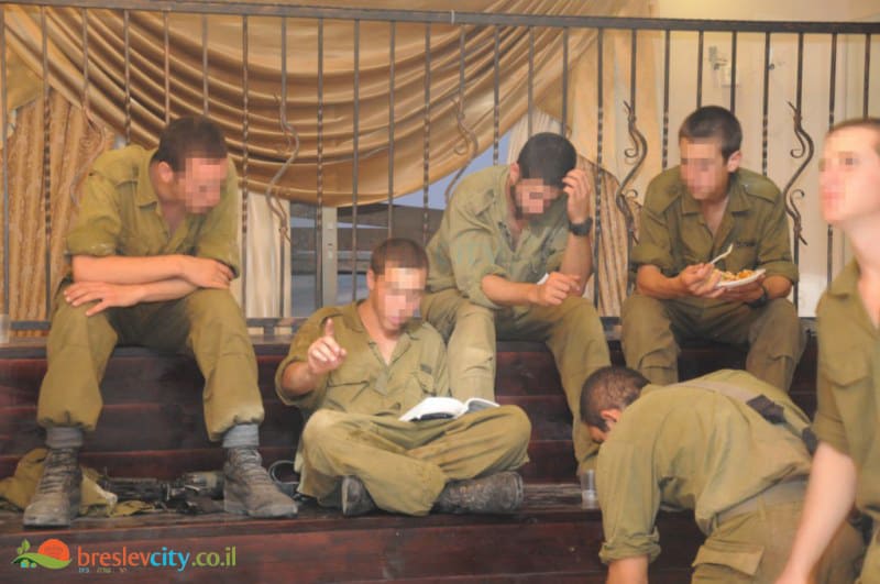 קהילת ברסלב ביבנאל מחבקת את חיילי צה"ל, ביקור סיירת אגוז ביבנאל 50