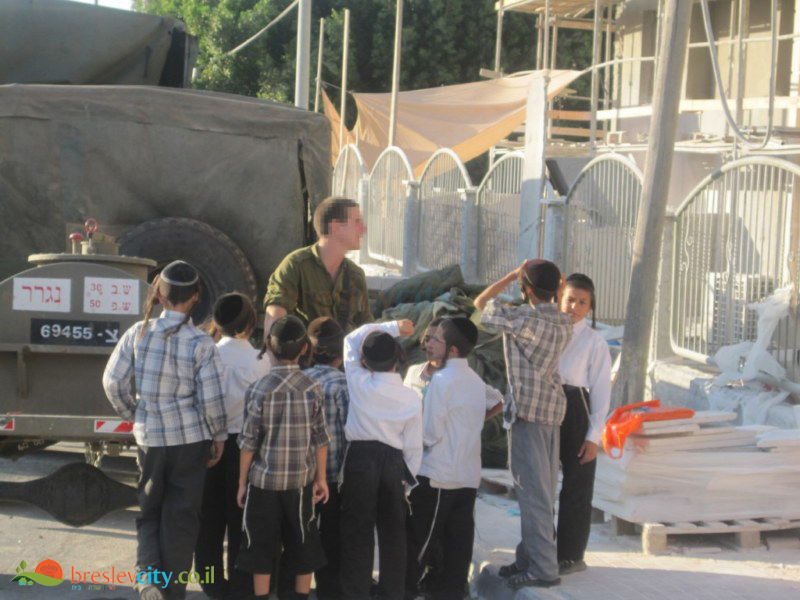 קהילת ברסלב ביבנאל מחבקת את חיילי צה"ל, ביקור סיירת אגוז ביבנאל 16