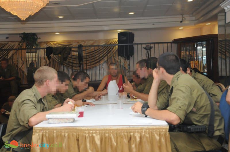 קהילת ברסלב ביבנאל מחבקת את חיילי צה"ל, ביקור סיירת אגוז ביבנאל 52