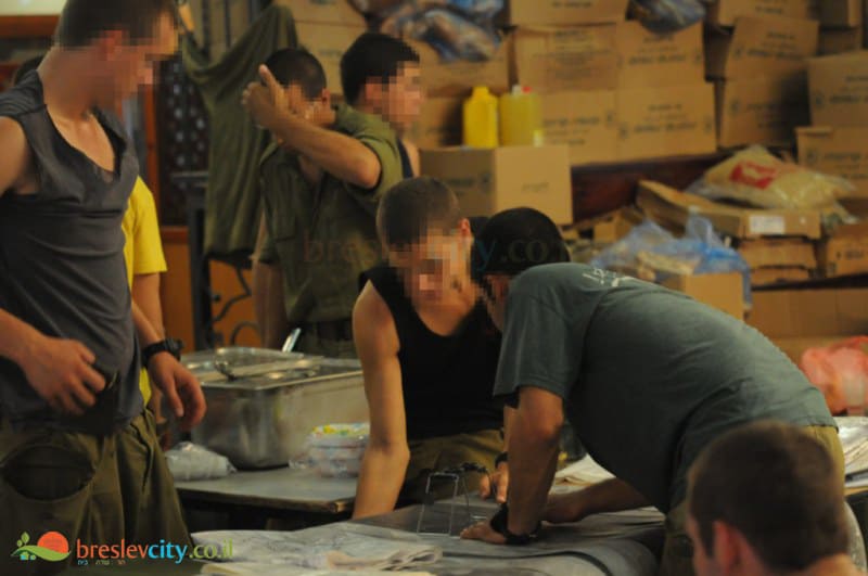 קהילת ברסלב ביבנאל מחבקת את חיילי צה"ל, ביקור סיירת אגוז ביבנאל 28