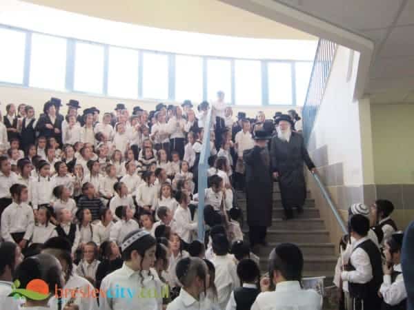 הצדיק ביקר במוסדות החינוך ביבנאל עיר ברסלב 14