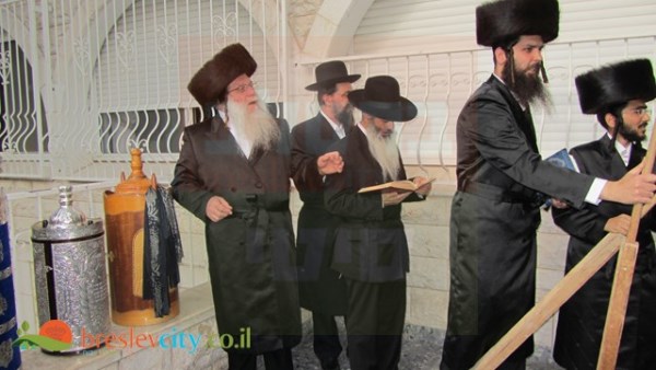 הכנסת ספר תורה היסטורית ע"י מוהרא"ש לבית הכנסת החדש 32