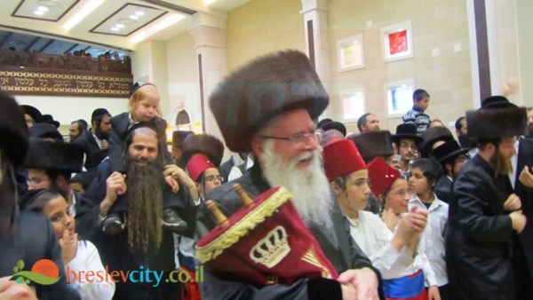 הכנסת ספר תורה היסטורית ע"י מוהרא"ש לבית הכנסת החדש 50