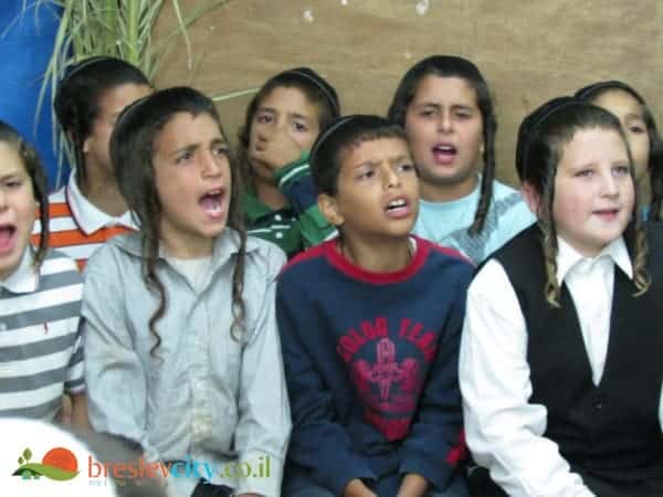 צפו: ילדי ברסלב זועקים לרפואת הרב עובדיה 455