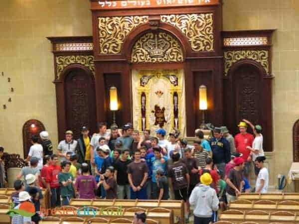 עשרות בחורי ישיבה הגיעו לסיור בבית הכנסת הגדול ביבנאל 10