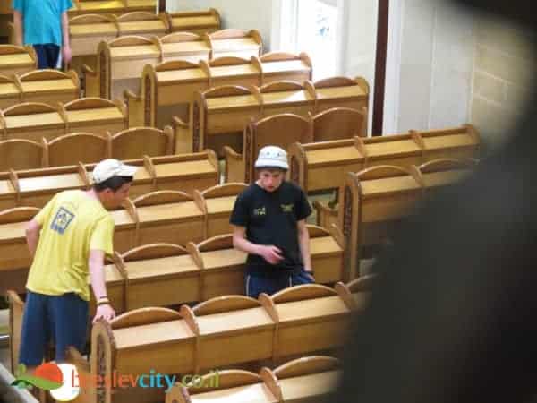עשרות בחורי ישיבה הגיעו לסיור בבית הכנסת הגדול ביבנאל 14