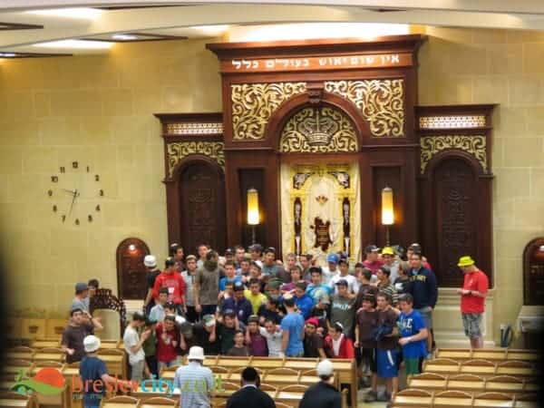 עשרות בחורי ישיבה הגיעו לסיור בבית הכנסת הגדול ביבנאל 1115