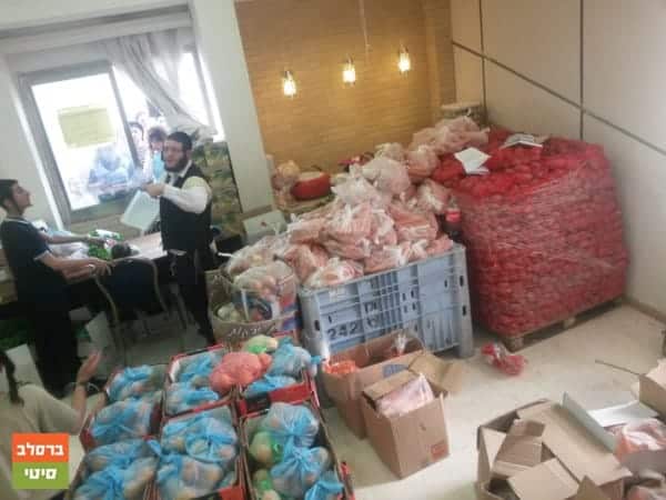 מאות סלי מזון חולקו ביבנאל לכבוד חג הפסח 12