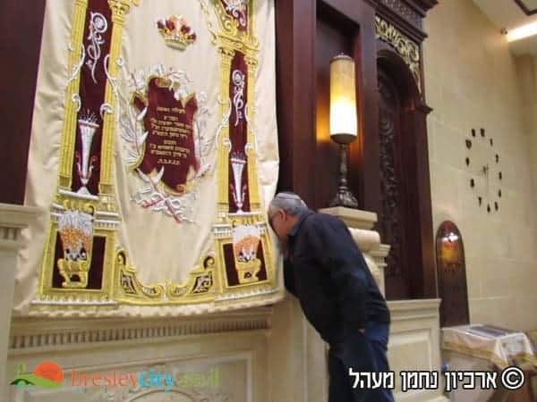 מכירים? כל הדמויות שביקרו בבית הכנסת המפואר של ברסלב 827