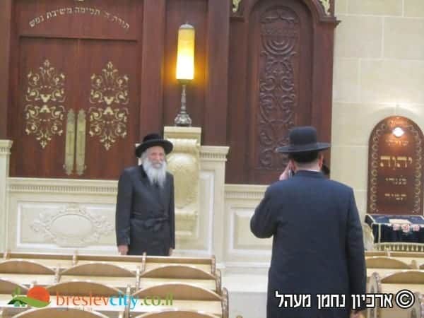 מכירים? כל הדמויות שביקרו בבית הכנסת המפואר של ברסלב 869