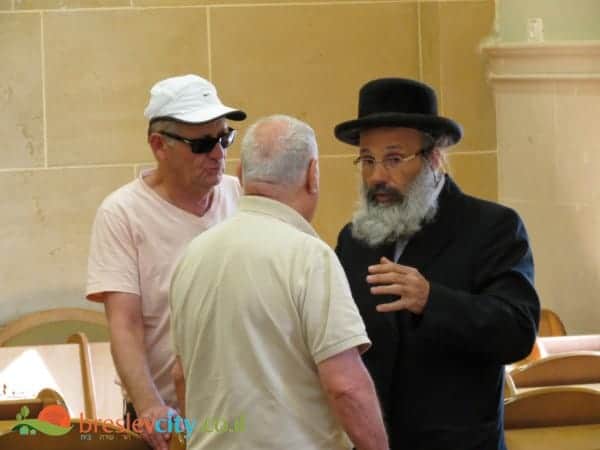 מכירים? כל הדמויות שביקרו בבית הכנסת המפואר של ברסלב 84