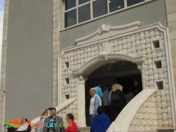 קבוצת פנסיונרים הגיעה ליהנות מיופי בית הכנסת הגדול ביבנאל 12