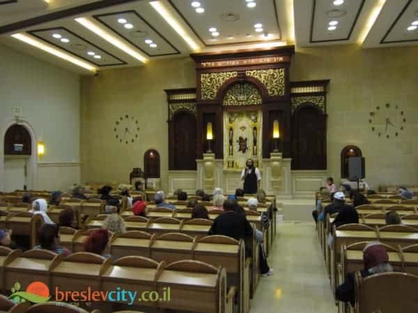 קבוצת פנסיונרים הגיעה ליהנות מיופי בית הכנסת הגדול ביבנאל 18