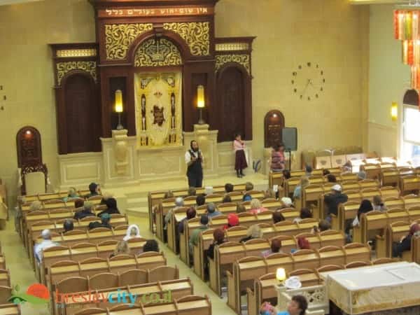 קבוצת פנסיונרים הגיעה ליהנות מיופי בית הכנסת הגדול ביבנאל 20