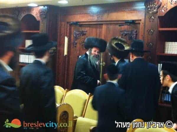 צפו: האדמו"ר מראחוב ביקר בבית הכנסת הגדול ביבנאל 10