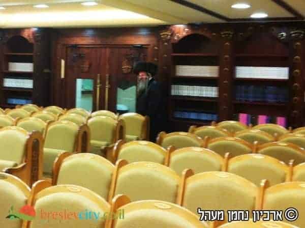 צפו: האדמו"ר מראחוב ביקר בבית הכנסת הגדול ביבנאל 12