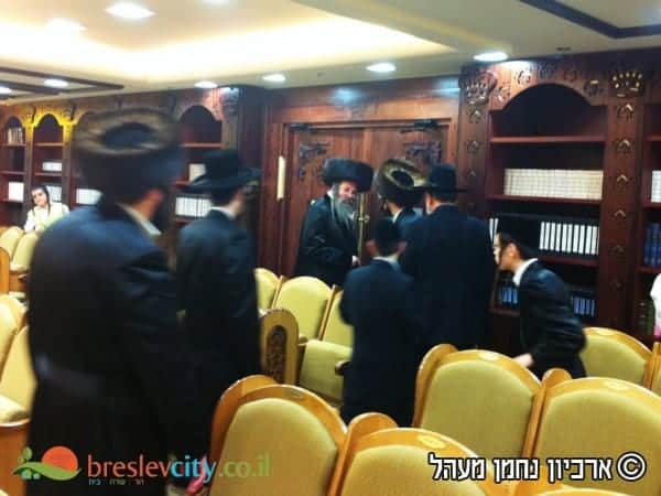 צפו: האדמו"ר מראחוב ביקר בבית הכנסת הגדול ביבנאל 921