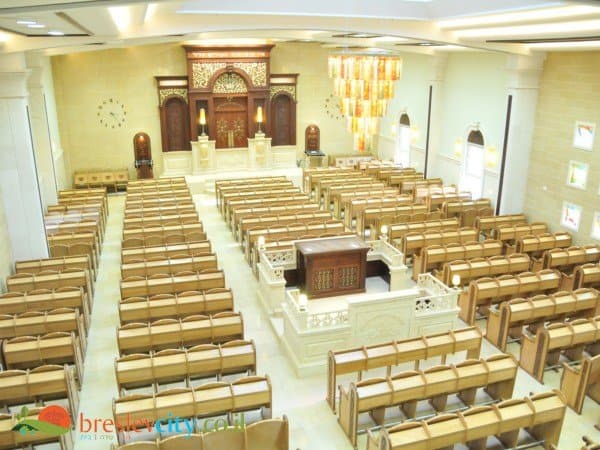 פנים בית הכנסת החדש ביבנאל