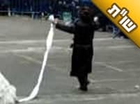 האם אין בעיית צניעות במנהג שנקרא "מצווה טאנץ" שבו האדמורי"ם רוקדים עם הכלה?