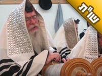 כשמזכירים אדם בברכה או בתפילה, האם להזכירו עם שם אמו או עם שם אביו?