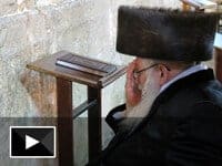 לאחר הדרשה אצל הרב עובדיה: הצדיק נשא תפילה בכותל המערבי