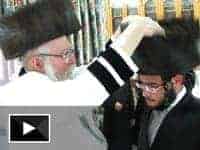 צילום וידאו נדיר: הצדיק חובש שטריימל לחתנים בערב שבת