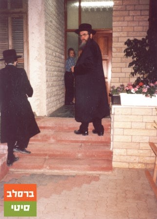 תמונה נדירה של כ"ק מוהרא"ש זי"ע בכניסה לביתו ביבנאל עיר ברסלב 10