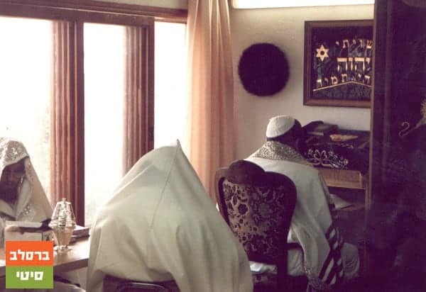 מוהרא"ש מתפלל ביבת הכנסת "היכל הקודש " ביבנאל בתחילת ההתיישבות במקום
