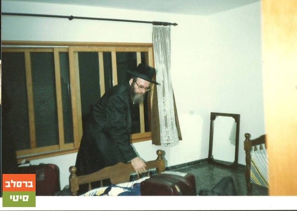 תמונות נדירות של כ"ק מוהרא"ש זי"ע בביתו ביבנאל בסיום הבניה. 10