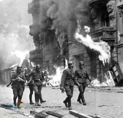 מה כתב היהודי בדם על תאי הגזים?