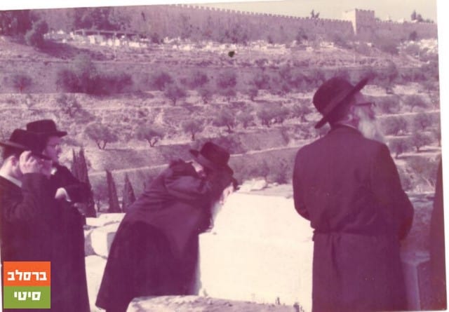 תמונה נדירה של כ"ק מוהרא"ש זי"ע בציון ה"אור החיים הקדוש".