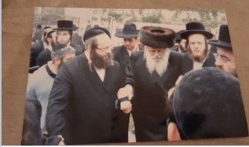 אחזת ביד ימיני