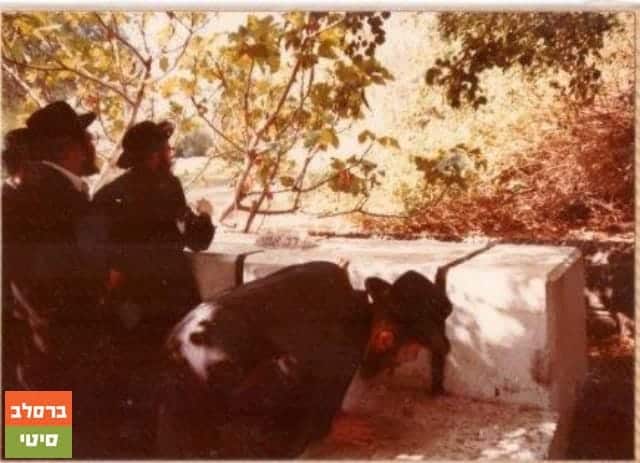 תמונות היסטוריות מכ"ק מוהרא"ש זי"ע בתפילה על ציונם של רב אמי ורב אסי 10