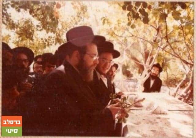 תמונות היסטוריות מכ"ק מוהרא"ש זי"ע בתפילה על ציונם של רב אמי ורב אסי 12
