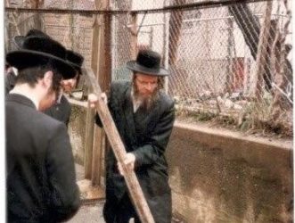 תמונות היסטוריות מביעור חמץ אצל כ"ק מוהרא"ש זי"ע