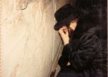 תמונות היסטוריות של כ"ק מוהרא"ש זי"ע בתפילה בכותל המערבי
